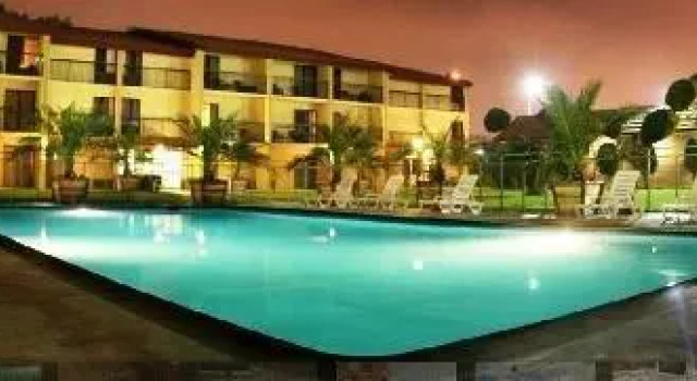 Кровать в общем номере Ontario Airport Inn