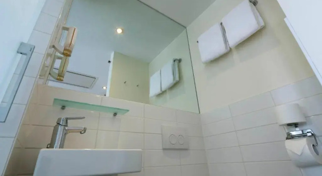 Трёхместный номер Standard easyHotel The Hague City Centre
