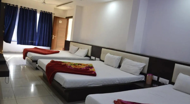 Кровать в общем номере Hotel Shreeji Palace