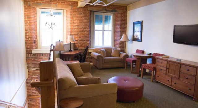 The Common Man Inn & Restaurant, Prenota Hotel Claremont Stati Uniti