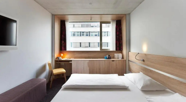 Komfortowy dwuosobowy pokój Simm's Hotel
