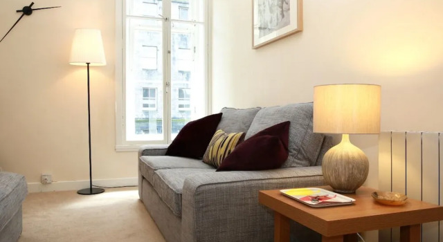 1 bed flat off Royal Mile, Забронировать Отель Старый город Эдинбург, рядом с Национальный музей Шотландии