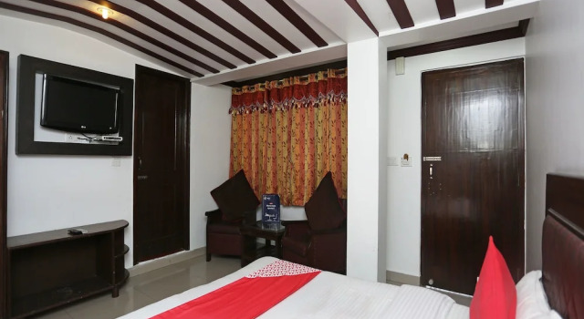 Люкс OYO 18568 Ratan Hotel