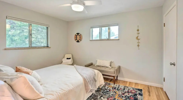 < 3 Mi to Pearl St: Home w/ Large Yard in Boulder, Забронировать Отель Отели Боулдер с парковкой, рядом с Парк имени Скотта Карпентера, Парковка