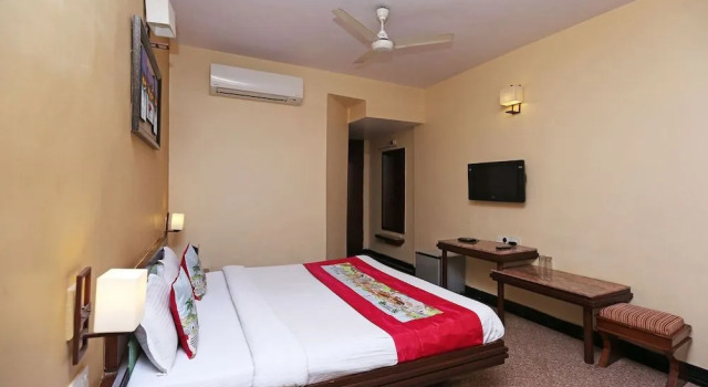 OYO 8600 Hotel Deepali Executive