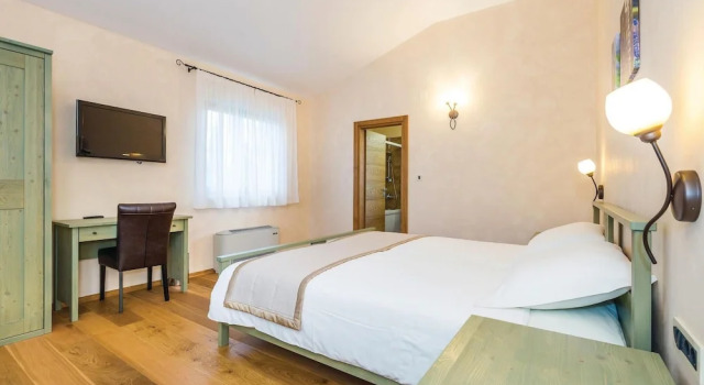 Nice Home in Turcic With Wifi and 4 Bedrooms, Varaa Hotelli Hotellit Kvarner Islands uima-altaalla, Uima-allas