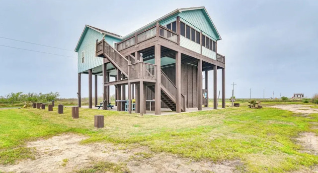Canal-front Coastal Getaway in Gilchrist w/ Deck, Rezerwuj Dom wakacyjny Gilchrist Houston