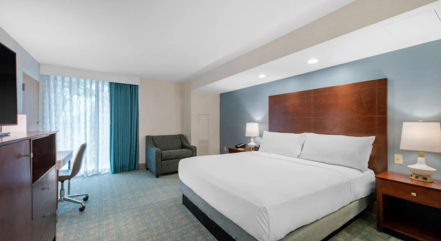 Двухместный номер Standard с балконом Holiday Inn Orlando   Disney Springs® Area by IHG