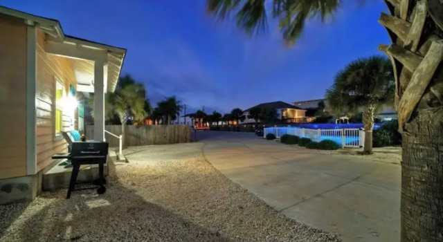Коттедж Shared Pool, Walkable to Beach, Vibrant Beachy Design! Bay Bliss by Avantstay