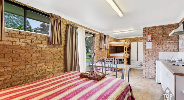 Шестиместная вилла Standard c 1 комнатой Fossicker Caravan Park