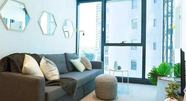 Compact Brisbane Pad With 2 Bedrooms, Забронировать Отель Брисбен Brisbane Region, рядом с Паромный терминал South Bank