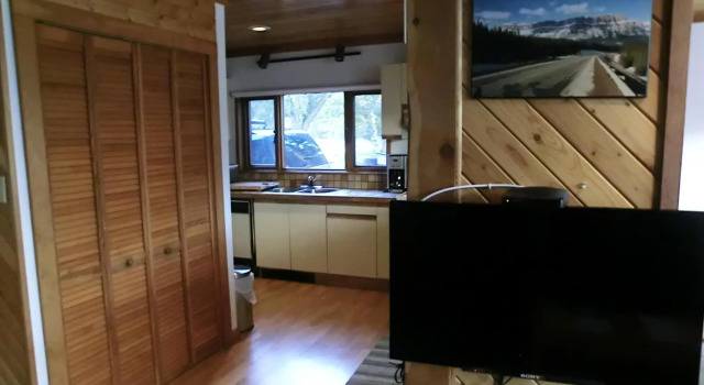 Invermere on the Lake! 4 Br Mountain View Home! Walk to Town, Shopping, Dining, Night Clubs, Kinsman Beach Park - Ski Panorama - Monthly Rentals - Utilities Included