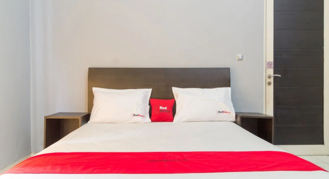 Двухместный номер Standard RedDoorz near Kebun Raya Bogor