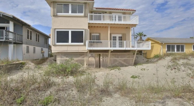 Ocean Front Beach  Walking Distance To Flagler 4 Bedroom Home by RedAwning, Забронировать Отель Отели Нью-Смирна-Бич 3 звезды, рядом с Поле для гольфа Detwiler Park, 3*