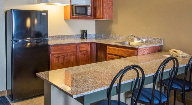 Четырёхместный люкс Garner Hotel Liberty Lake by IHG