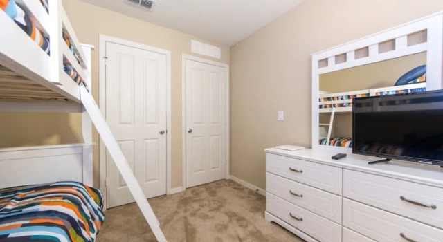 Townhome 10 Min To Disney With Hot Tub! 4 Bedroom Townhouse, Rezerwuj Dom wakacyjny Hotele w Kissimmee z basenem, Basen