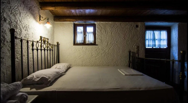 Tithoreans' Traditional Residences, Book Hotel Itea 