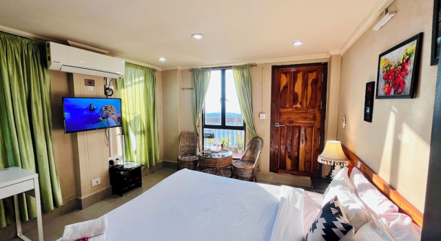 Двухместный номер Deluxe с балконом и с видом на город Aizawl Guest House