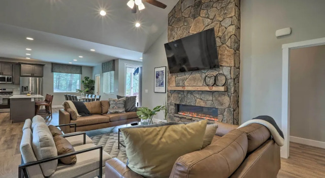 Lavish National Forest Retreat w/ Hot Tub + Views!, Varaa Lomakoti Kachina Village USA