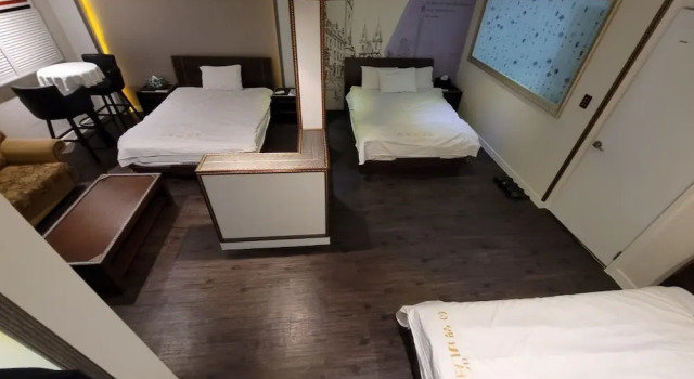 Трёхместный номер Standard Ambassador Hotel