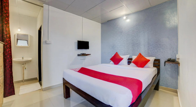 OYO 24282 Sai Lodging, Забронировать Отель Отели Вакад с завтраком, Завтраки