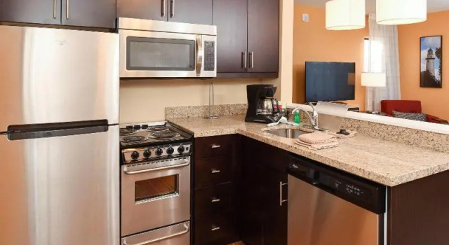 Четырёхместный люкс TownePlace Suites by Marriott Detroit Commerce