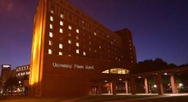 Кровать в общем номере University Place Hotel and Conference Center