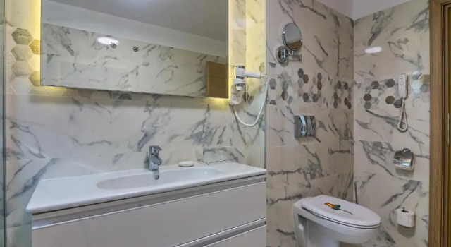 O podwyższonym standardzie dwuosobowy pokój Hotel Saturn