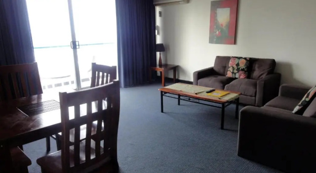 Апартаменты Quarterdeck Apartments