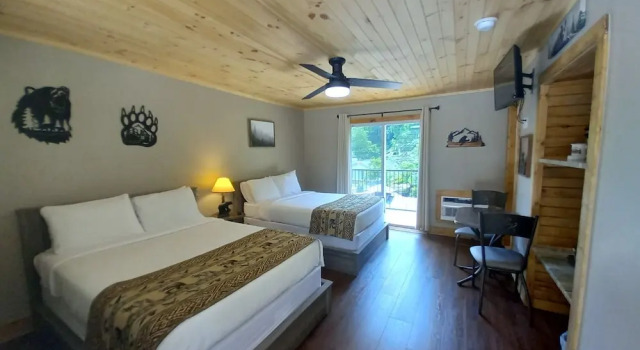 Четырёхместный номер Deluxe с балконом и с видом на горы The Carter Lodge On The River