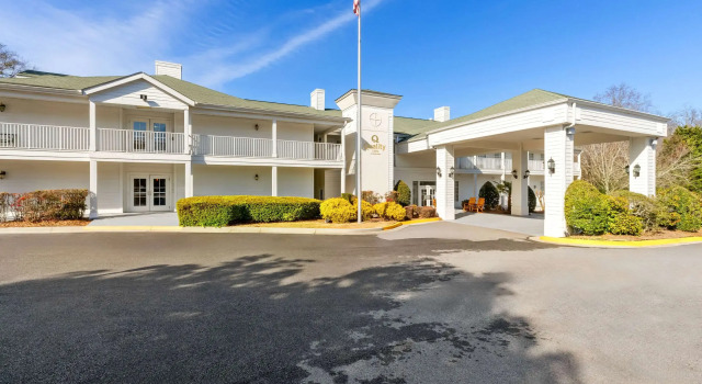 Quality Inn Fayetteville near Historic Downtown Square