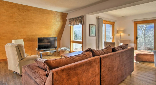 Hot Tub & Moat Mtn Views: North Conway Townhouse
