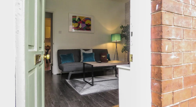 Tudors eSuites Historic Townhouse Birmingham with Garden, Book Feriehus Hoteller i Birmingham med parkering, nær Shakespeare Express, Parkering