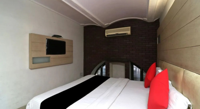Capital O 1382 Mohan Hotel