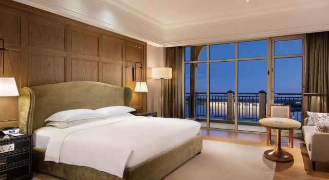 Двухместный номер Deluxe с балконом Hilton Wenan