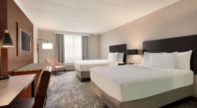 Четырёхместный номер Standard с видом на бассейн Wingate by Wyndham South Bend - Notre Dame