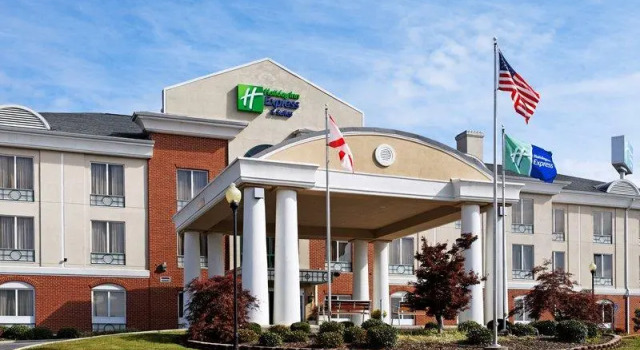 Люкс Holiday Inn Express Hotel & Suites Cullman by IHG