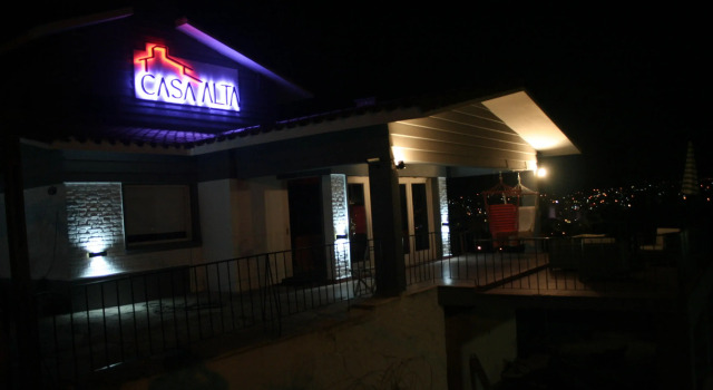 Casa Alta Hotel Boutique & spa Solo Adultos, Забронировать Бутик-отель Недорогие отели Вилья-Карлос-Пас, рядом с Villa Carlos Paz Chair Lift, недорого