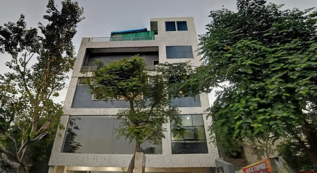 Treebo Royal Empire Indore, Забронировать Отель Отели штата Мадхья-Прадеш с парковкой, Парковка