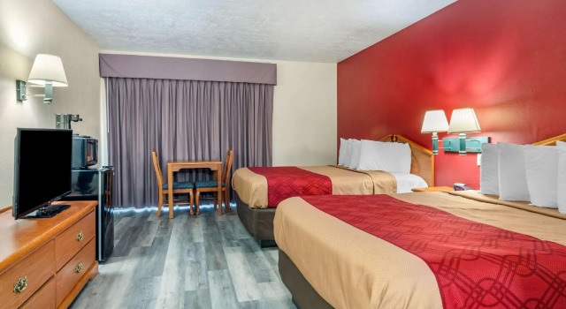 Четырёхместный номер Standard Perry Inn & Suites National Fairground I 75
