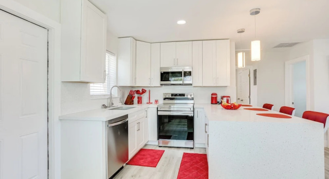 Коттедж с 2 комнатами West Palm Beach Vacation Rental ~ 2 Mi to Beach!