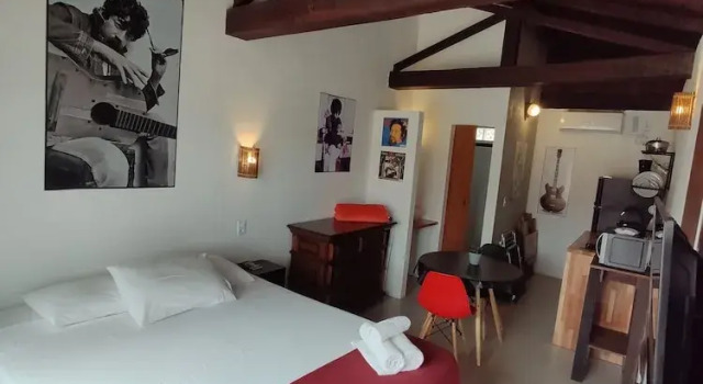 Двухместная студия с балконом и с красивым видом из окна Casa Larrosa Itaúna - Adults Only