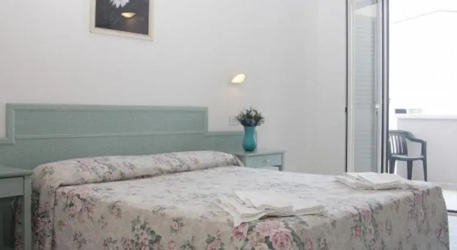 Residence Hotel Due Pini, Buchen Sie Hotel Hotels in Foresta Umbra mit Pool, Schwimmbad
