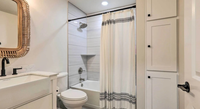 Коттедж Boho-chic Folsom Retreat: Walkable Location!