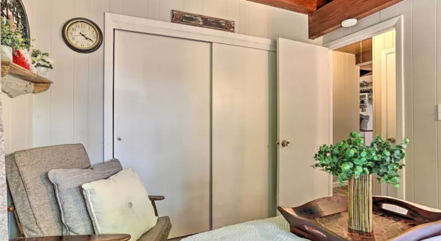 Welcoming Poconos Retreat w/ Deck & Pool Access, Book Feriehus Sommerhuse i Pennsylvania, Hytte