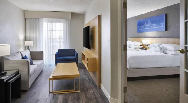 Двухместный люкс с балконом Delta Hotels by Marriott Norfolk Airport