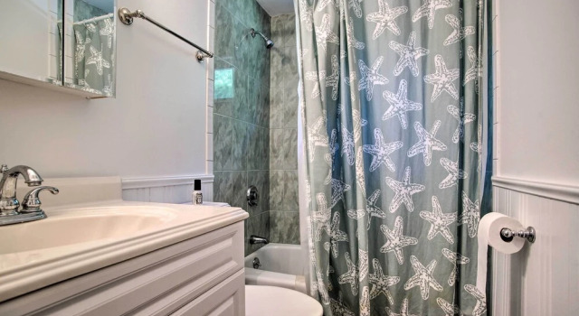 Коттедж с 3 комнатами Near Beaches & Dtwn Falmouth: Family Home w/ Deck