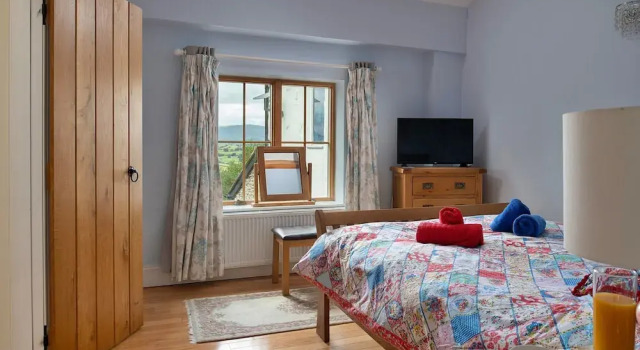 Cottage in Conwy With Hot Tub & Mountain Views, Book Feriehus Eglwysbach Glamorgan
