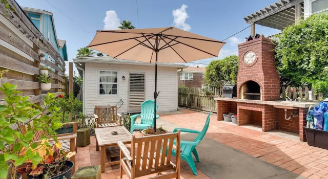 Коттедж 1 Block to Beach: Galveston Coastal Cottage