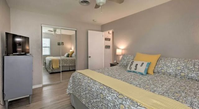 Bright Bungalow With Porch: Walk to Ormond Beach!, Забронировать Отель Ормонд-бай-те-Си штат Флорида, рядом с Ormond Scenic Loop &amp; Trail